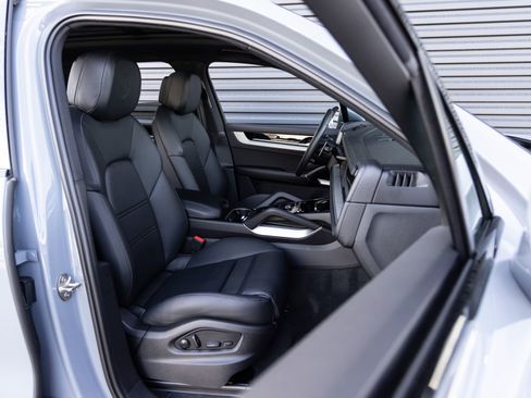 Certified 2025 Porsche Cayenne Base image 32