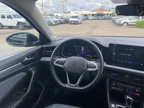 Used 2025 Volkswagen Jetta SE image 34