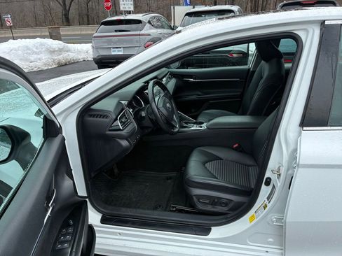 Used 2020 Toyota Camry SE w/ Sunroof Package image 22