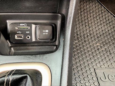 Used 2016 Jeep Cherokee Latitude w/ Cold Weather Group image 21