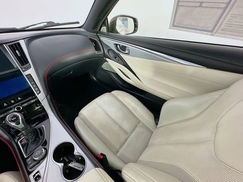 Used 2017 INFINITI Q60 Red Sport 400 RWD image 11