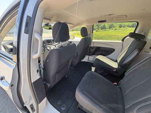 Used 2023 Chrysler Voyager LX FWD image 17