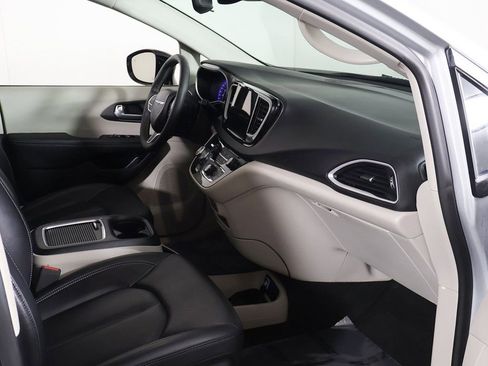 Used 2024 Chrysler Pacifica Touring-L FWD image 21