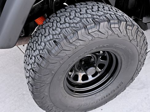 Used 2005 Jeep Wrangler Unlimited w/ Security Group AWD/4WD image 35