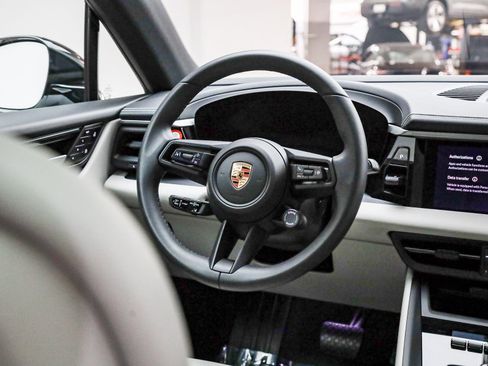 Used 2025 Porsche Macan Electric image 19