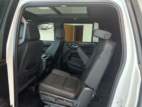 Used 2023 Chevrolet Suburban LT w/ Luxury Package AWD/4WD image 9