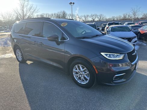 Used 2022 Chrysler Pacifica Touring-L image 3