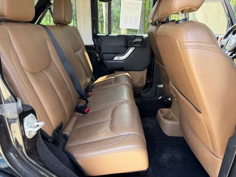 Used 2015 Jeep Wrangler Unlimited Sahara w/ Max Tow Package AWD/4WD image 13