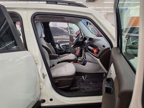 Used 2016 Jeep Renegade Latitude FWD image 31