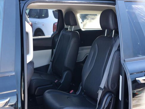 Used 2023 Kia Carnival LX image 18