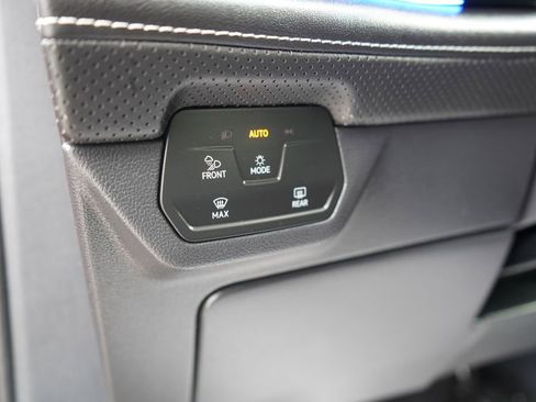 Used 2025 Volkswagen Atlas Cross Sport SEL R-Line image 31