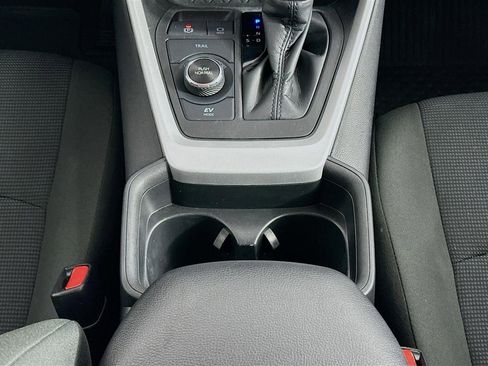 Used 2021 Toyota RAV4 LE image 18