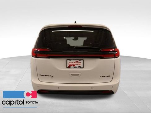 Used 2025 Chrysler Pacifica Limited FWD image 3