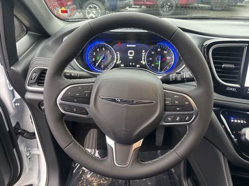 New 2026 Chrysler Pacifica Limited image 25