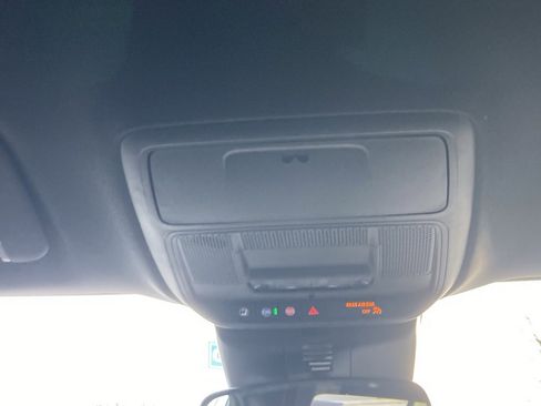 Used 2025 Chevrolet Traverse LT image 16