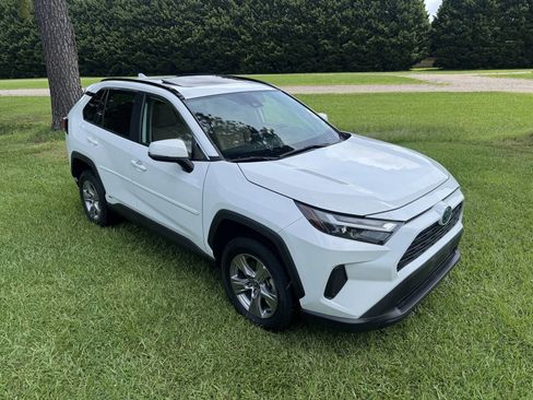 Used 2022 Toyota RAV4 XLE image 4