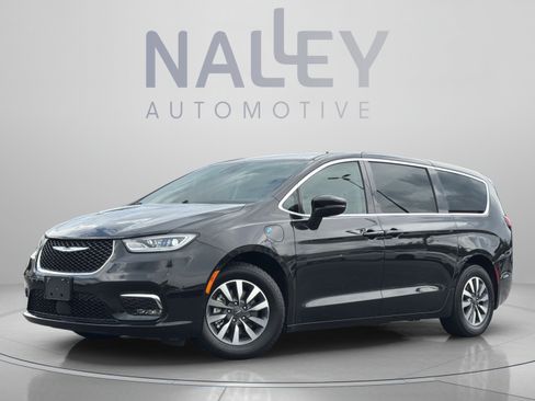 Used 2023 Chrysler Pacifica Touring-L FWD image 1