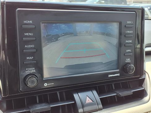 Used 2020 Toyota RAV4 XLE w/ Convenience Package FWD image 11
