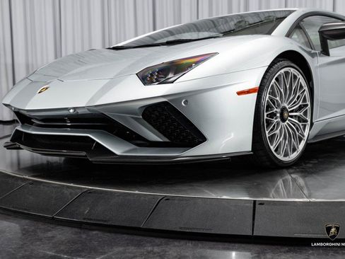 Used 2018 Lamborghini Aventador S image 14