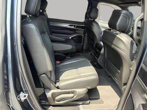 Used 2025 Jeep Wagoneer Series III w/ Premium Group I AWD/4WD image 29