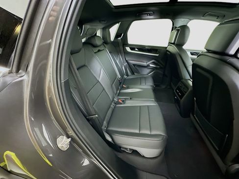 Certified 2025 Porsche Cayenne AWD/4WD image 29