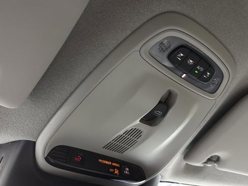 Used 2022 Volvo XC40 T5 Momentum w/ Premium Package image 22