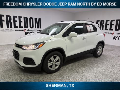 Used 2019 Chevrolet Trax LT w/ LT Convenience Package FWD image 1