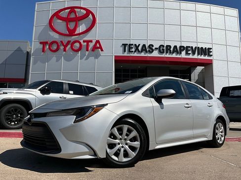 Used 2025 Toyota Corolla LE image 2