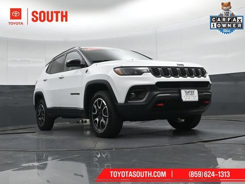 Used 2024 Jeep Compass Trailhawk AWD/4WD image 38