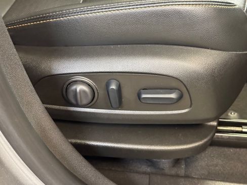 Used 2023 Chevrolet Equinox Premier AWD/4WD image 35