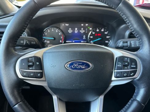 Used 2022 Ford Explorer XLT image 25
