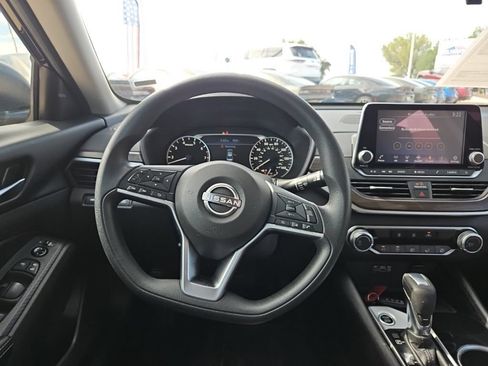 Used 2024 Nissan Altima 2.5 SV FWD image 28
