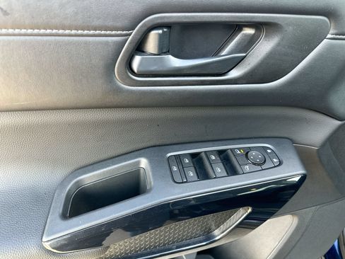Used 2025 Nissan Pathfinder SV FWD image 13
