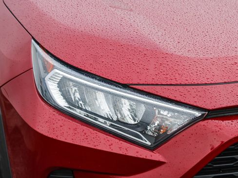 Used 2019 Toyota RAV4 XLE Premium w/ Carpet Mat Package FWD image 4