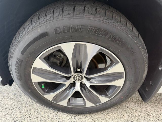 Used 2023 Toyota Highlander XLE AWD/4WD image 9