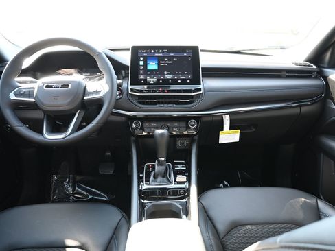 New 2026 Jeep Compass Latitude image 18