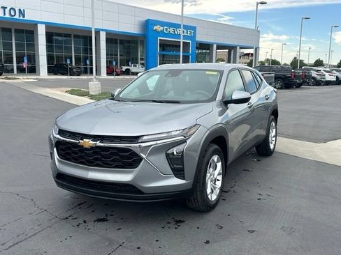 New 2026 Chevrolet Trax LS w/ LS Convenience Package FWD image 12