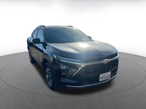 Used 2025 Chevrolet Trax LT image 3