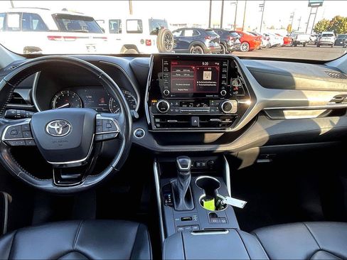 Used 2020 Toyota Highlander XLE image 14