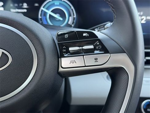 Used 2025 Hyundai Elantra Limited image 12