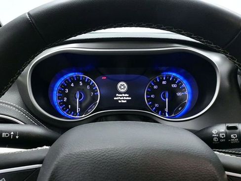 Used 2023 Chrysler Pacifica Touring-L image 10