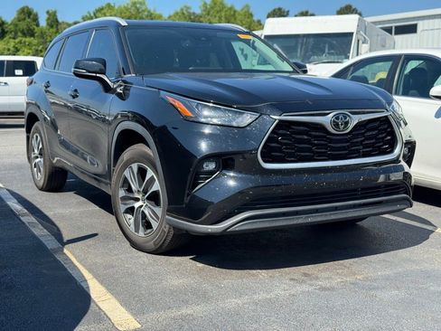 Used 2022 Toyota Highlander XLE FWD image 2