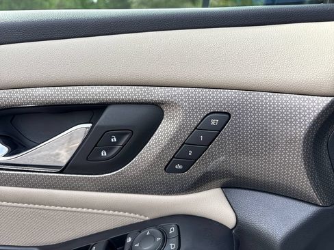 Used 2023 Chevrolet Traverse Premier FWD image 39