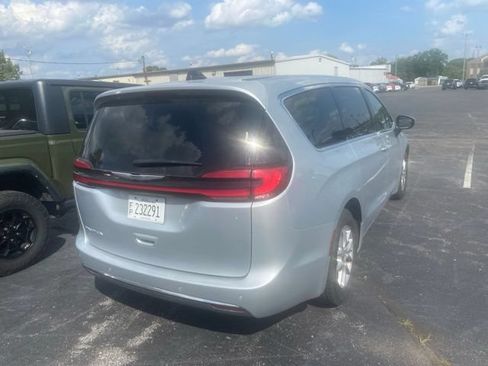 Used 2023 Chrysler Pacifica Touring-L FWD image 4