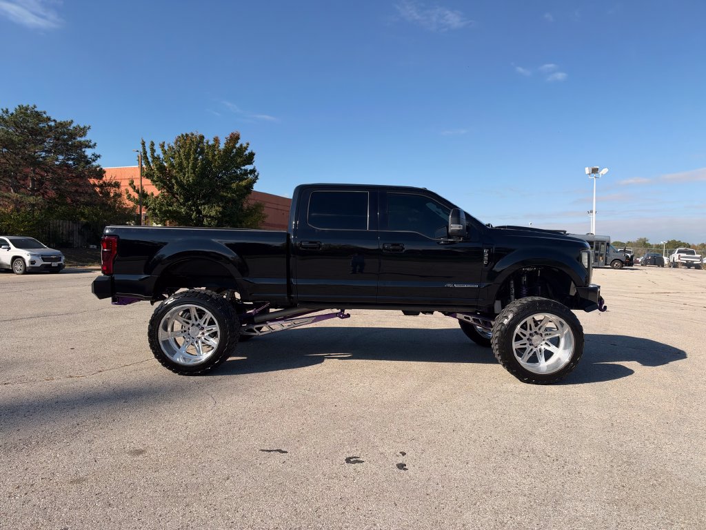 Used 2017 Ford F250 Lariat w/ Lariat Ultimate Package AWD/4WD image 4