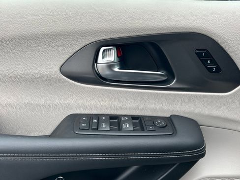 Used 2024 Chrysler Pacifica Select image 11