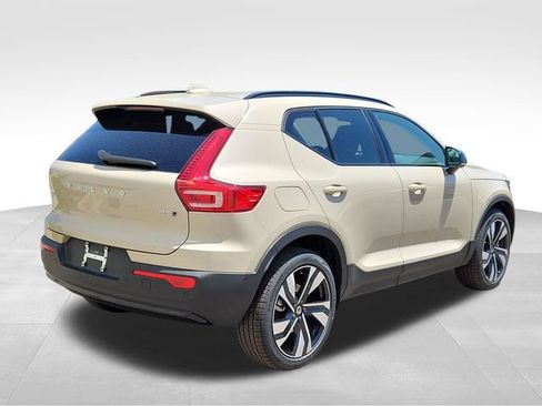 Certified 2025 Volvo XC40 B5 Ultra w/ Climate Package AWD/4WD image 3