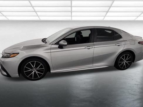 Used 2021 Toyota Camry SE FWD image 3