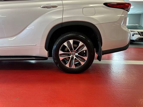 Used 2022 Toyota Highlander XLE AWD/4WD image 28