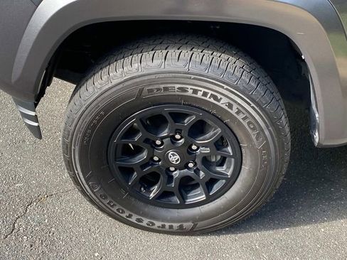 Used 2022 Toyota Tacoma SR5 w/ Technology Package image 6